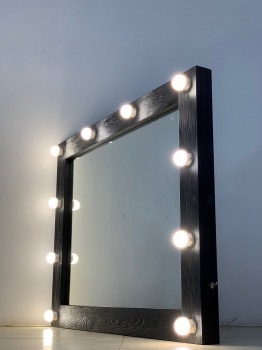 Черное зеркало для ванной комнаты из дерева с подсветкой 70х70 см